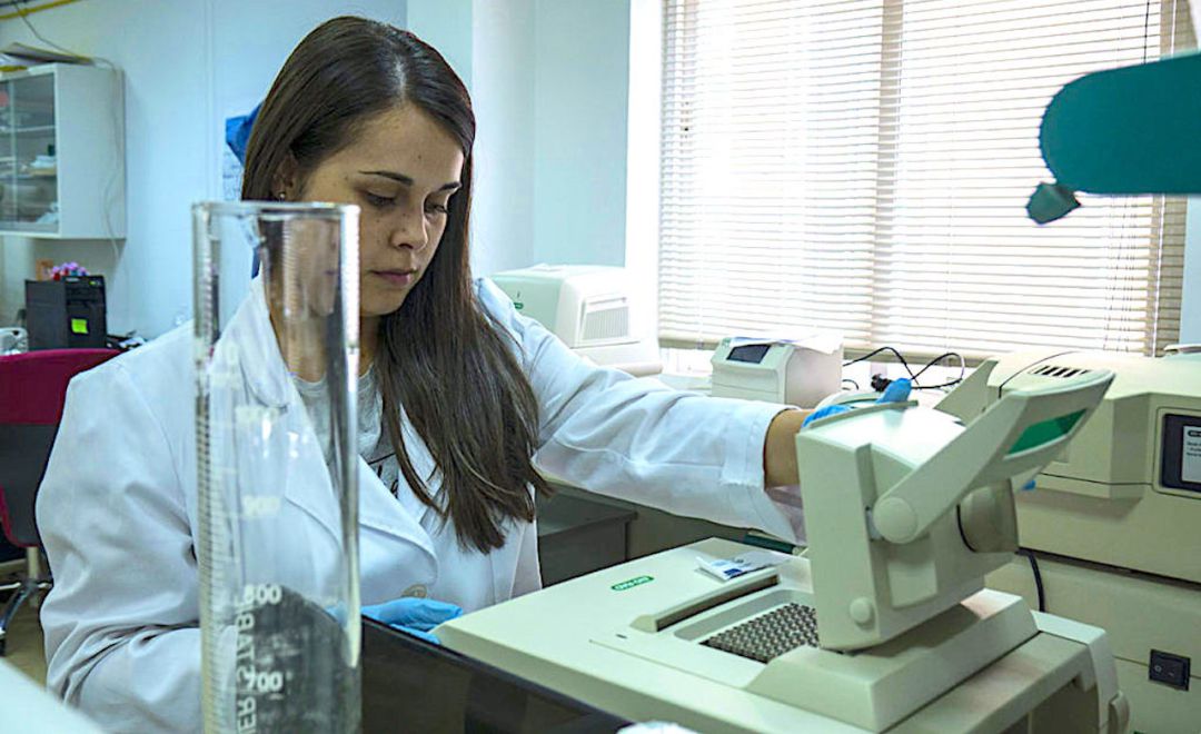 Una investigadora del INiBICA en el laboratorio Una investigadora del INiBICA en el laboratorio