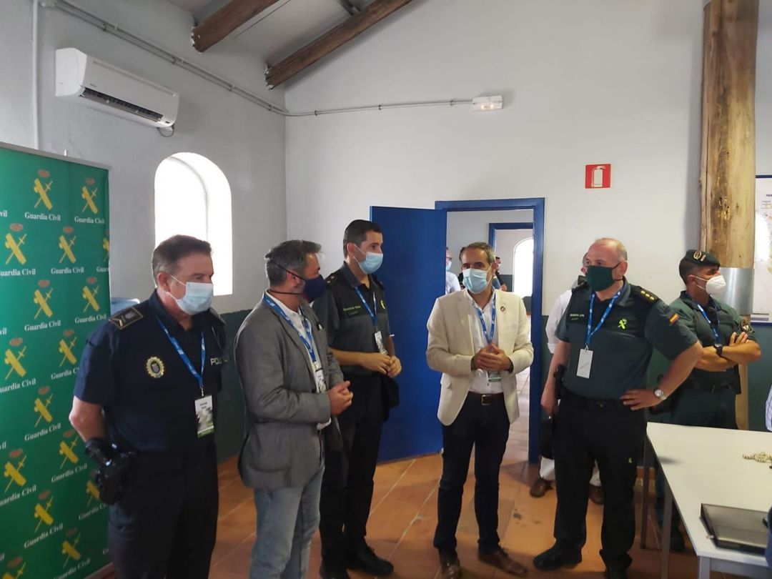 El delegado de Seguridad, Rubén Pérez, con representantes de las fuerzas del orden El delegado de Seguridad, Rubén Pérez, con representantes de las fuerzas del orden