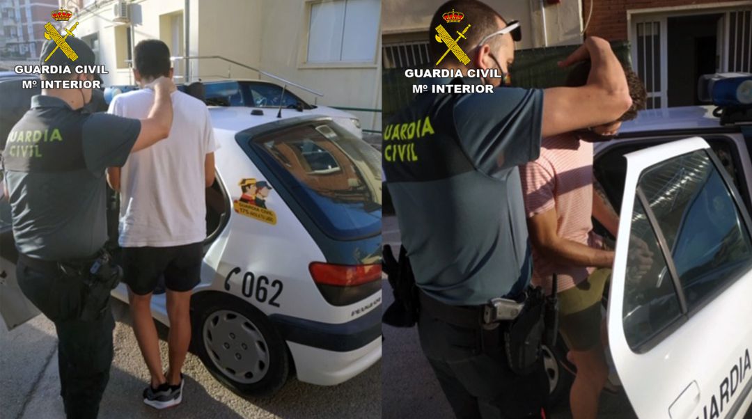 Los detenidos son introducidos en el vehículo de la Guardia Civil Los detenidos son introducidos en el vehículo de la Guardia Civil