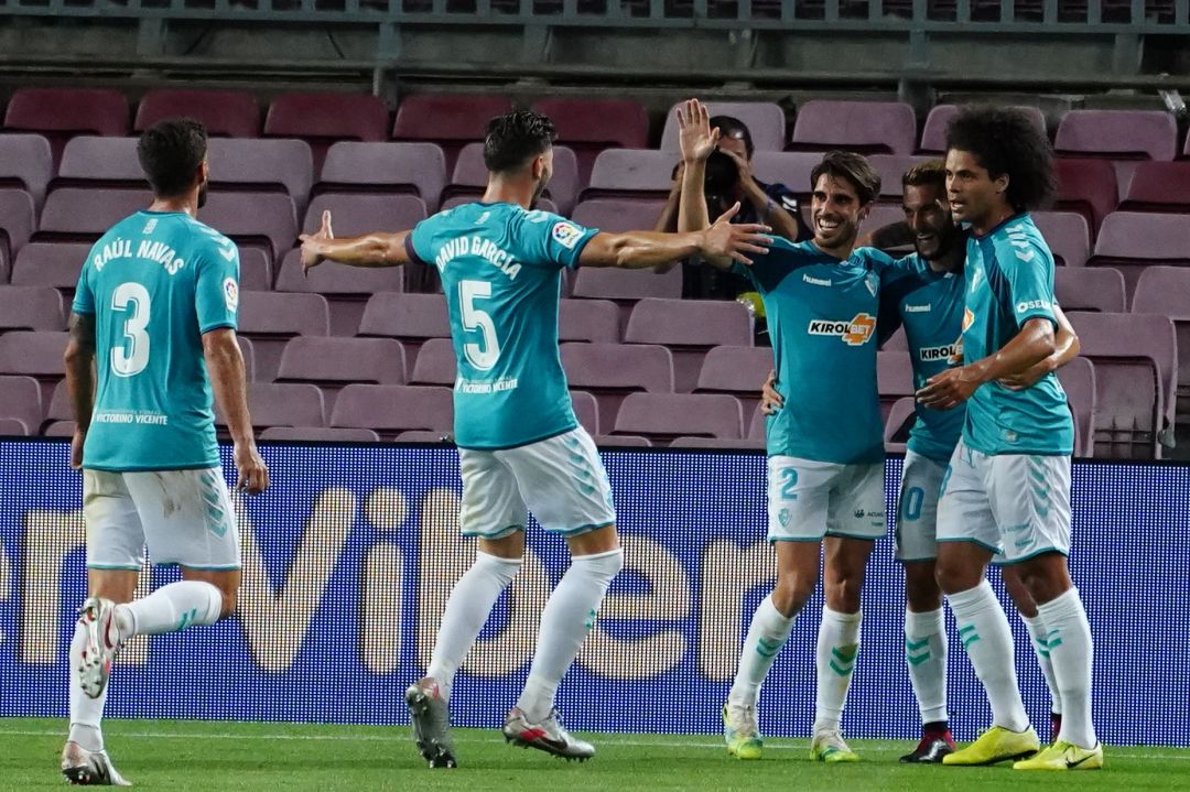 Torres celebra su gol en el descuento para dar la victoria a Osasuna en el Camp Nou Torres celebra su gol en el descuento para dar la victoria a Osasuna en el Camp Nou