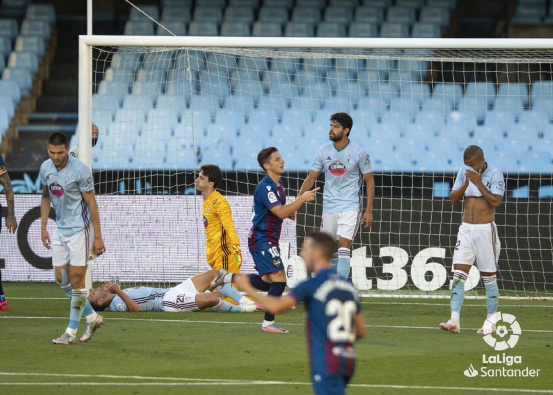 Lamentos de los jugadores del Celta tras encajar el primer gol ante el Levante. Lamentos de los jugadores del Celta tras encajar el primer gol ante el Levante.