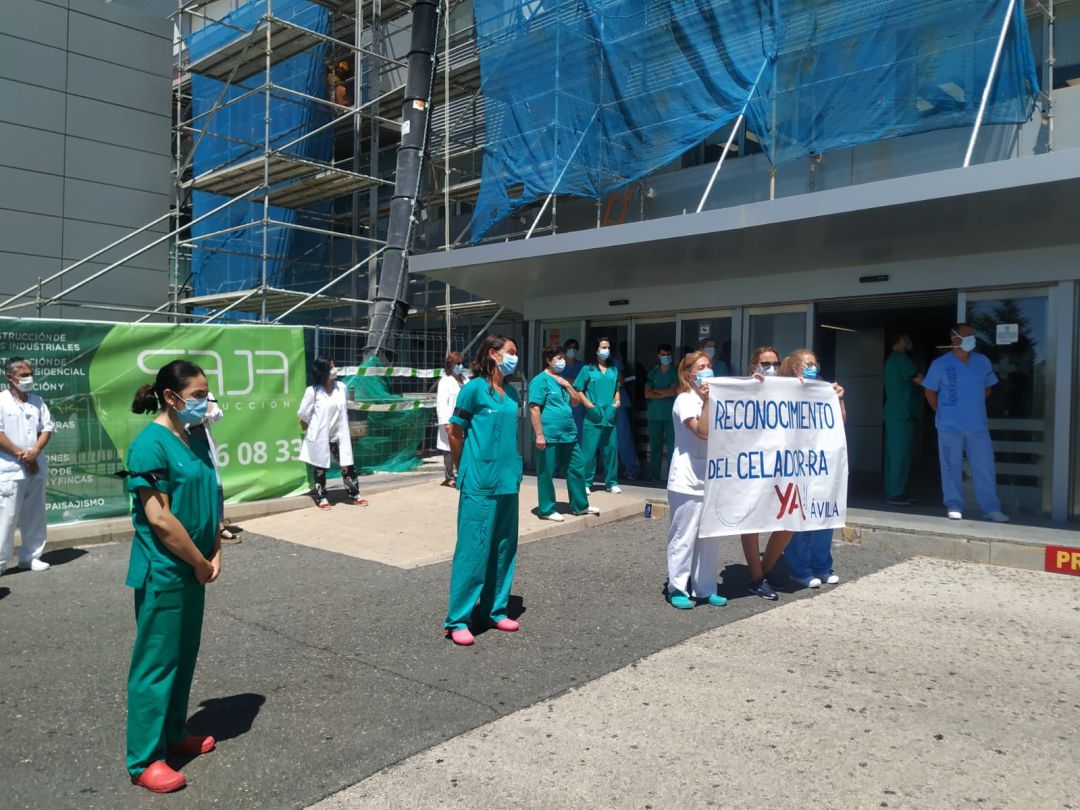 Los celadores y las celadoras se han manifestado a las puertas del hospital Nuestra Señora de Sonsoles Los celadores y las celadoras se han manifestado a las puertas del hospital Nuestra Señora de Sonsoles