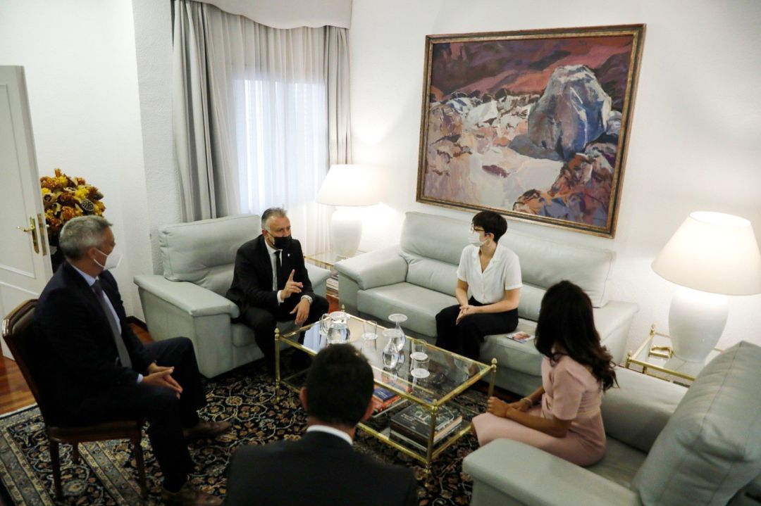 El presidente de Canarias, Ángel Víctor Torres, conversa con la delegación canaria que acudió al homenaje a las víctimas de la Covid-19 en Madrid El presidente de Canarias, Ángel Víctor Torres, conversa con la delegación canaria que acudió al homenaje a las víctimas de la Covid-19 en Madrid