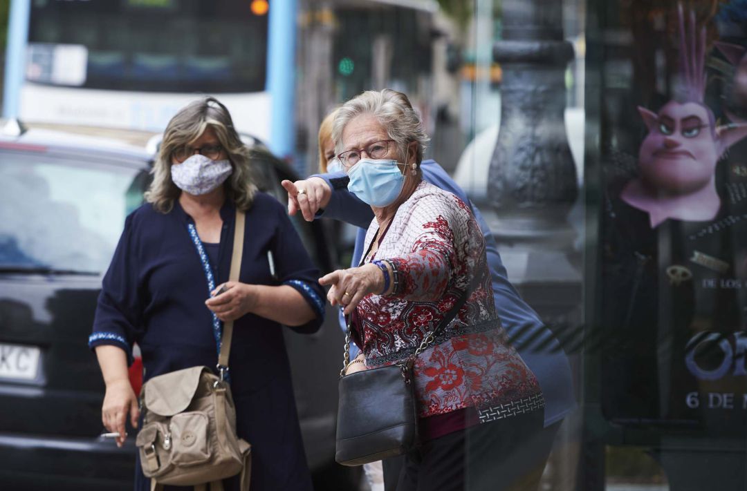 Transeúntes pasean por calles de Santander con mascarilla. Transeúntes pasean por calles de Santander con mascarilla.