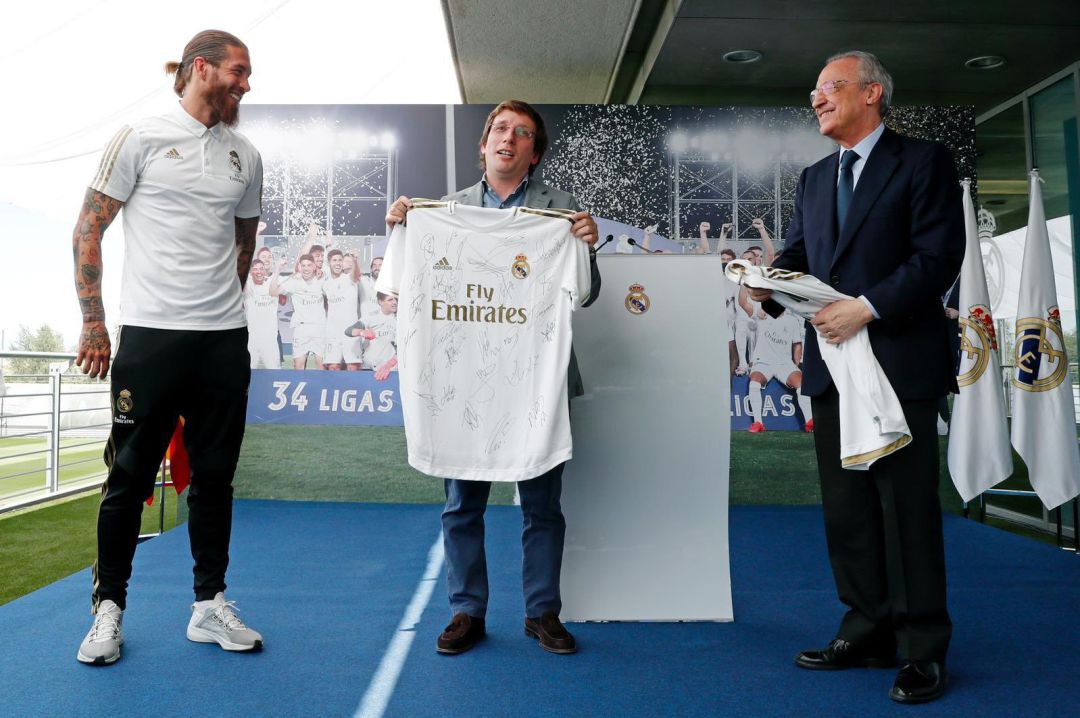 Almeida posa con la camiseta firmada por la plantilla madridista. Almeida posa con la camiseta firmada por la plantilla madridista.