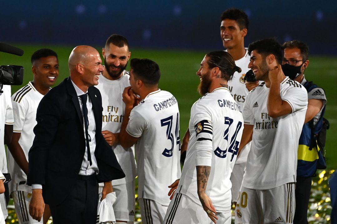 Zidane y los jugadores celebran el título de Liga Zidane y los jugadores celebran el título de Liga