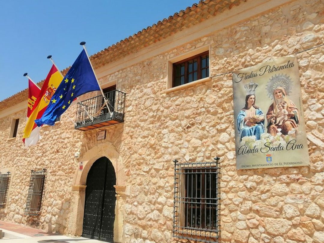 Consistorio pedernoseño con el cartel de las fiestas 2019 Consistorio pedernoseño con el cartel de las fiestas 2019