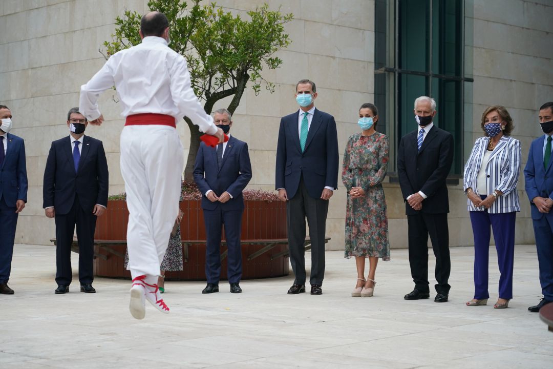 El Lehendakari, Iñigo Urkullu junto a los Reyes Don Felipe y Doña Letizia, son recibidos con el Aurresku de honor en su visita a las exposiciones 'Olafur Eliasson: en la vida real' y 'Aprendiendo a través del arte 2020' del Museo Guggenheim de Bilbao. El Lehendakari, Iñigo Urkullu junto a los Reyes Don Felipe y Doña Letizia, son recibidos con el Aurresku de honor en su visita a las exposiciones 'Olafur Eliasson: en la vida real' y 'Aprendiendo a través del arte 2020' del Museo Guggenheim de Bilbao.