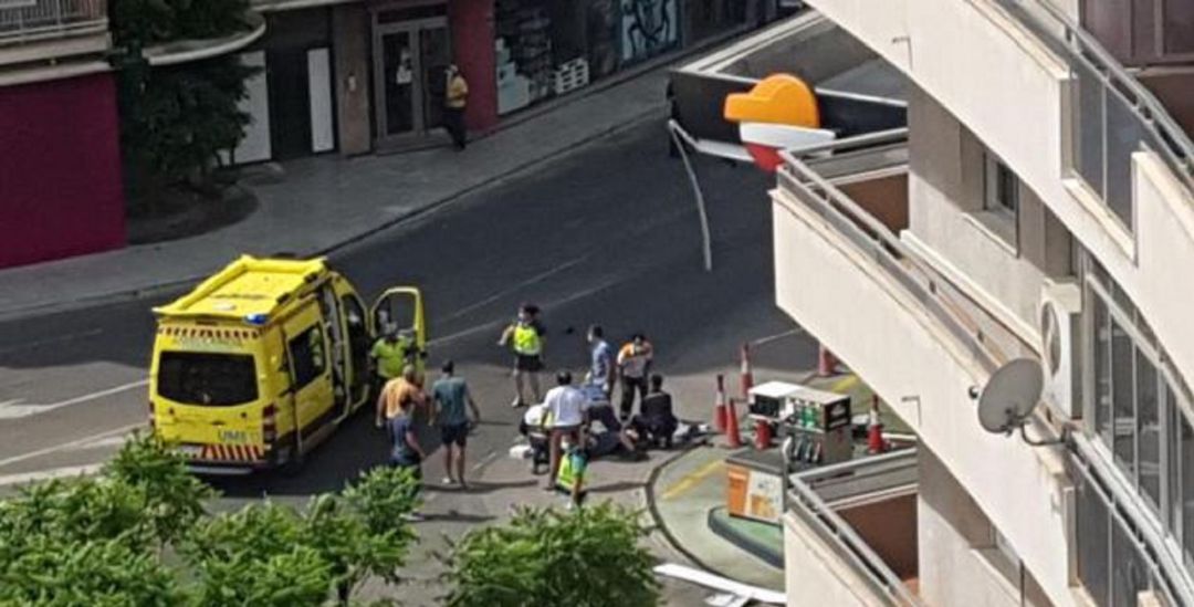 Imagenes del pasado martes 14 de julio atendiendo a uno de los heridos en la explosión de la gasolinera de la Plaza de España de Cartagena. Imagenes del pasado martes 14 de julio atendiendo a uno de los heridos en la explosión de la gasolinera de la Plaza de España de Cartagena.