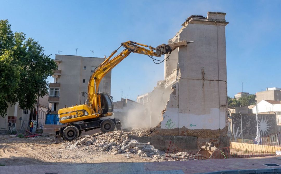 Trabajos de demolición del transformador de Sor Francisca Armendáriz. Trabajos de demolición del transformador de Sor Francisca Armendáriz.
