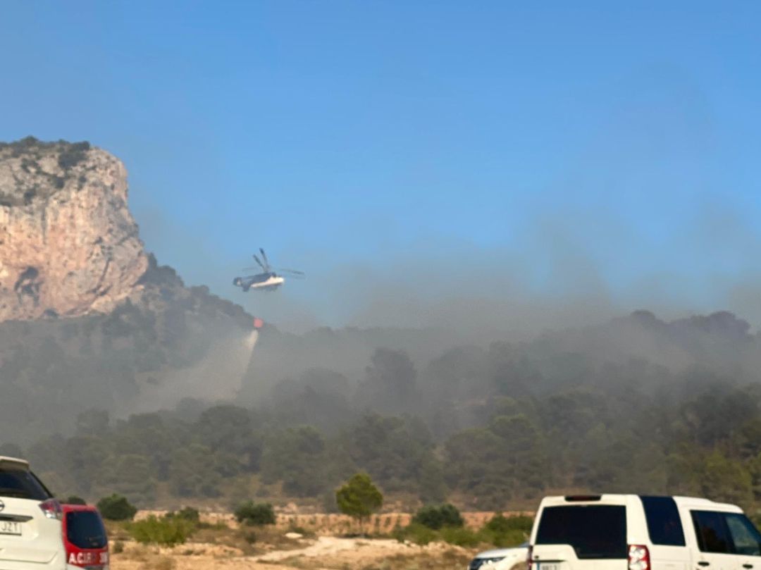 Las dotaciones aéreas trabajan para extinguir el incendio en Monóvar Las dotaciones aéreas trabajan para extinguir el incendio en Monóvar