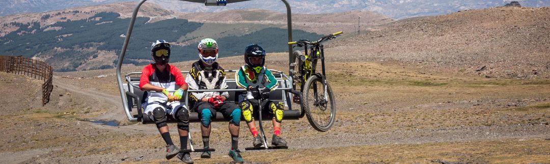 Deportistas usando los remontes de Sierra Nevada en verano en su práctica deportiva Deportistas usando los remontes de Sierra Nevada en verano en su práctica deportiva