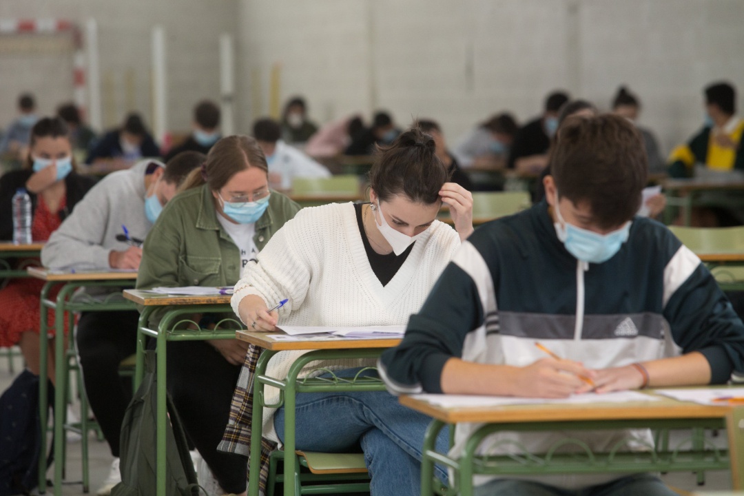 Estudiantes de bachillerato realizan en el IES Vilar Ponte los exámenes selectividad en Viveiro, Lugo. Estudiantes de bachillerato realizan en el IES Vilar Ponte los exámenes selectividad en Viveiro, Lugo.