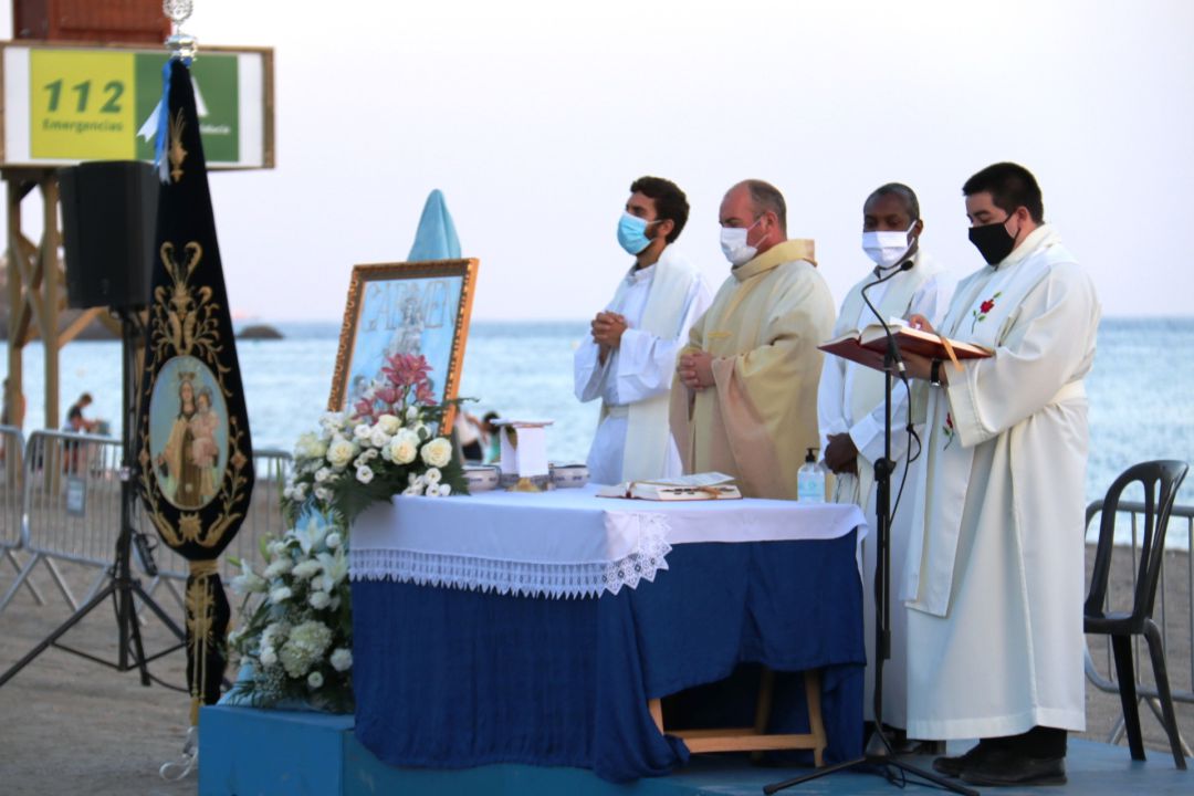 El cura párroco, Vicente Guerrero y otros sacerdotes de la Parroquia sexitana celebran la eucaristía en la playa de San Cristobal con motivo de la festividad de la Virgen del Carmen El cura párroco, Vicente Guerrero y otros sacerdotes de la Parroquia sexitana celebran la eucaristía en la playa de San Cristobal con motivo de la festividad de la Virgen del Carmen