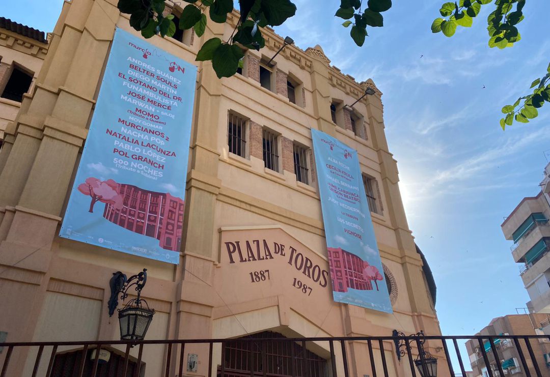 Puerta principal de la plaza de toros de Murcia anunciando el ciclo de conciertos 'Murcia On' Puerta principal de la plaza de toros de Murcia anunciando el ciclo de conciertos 'Murcia On'