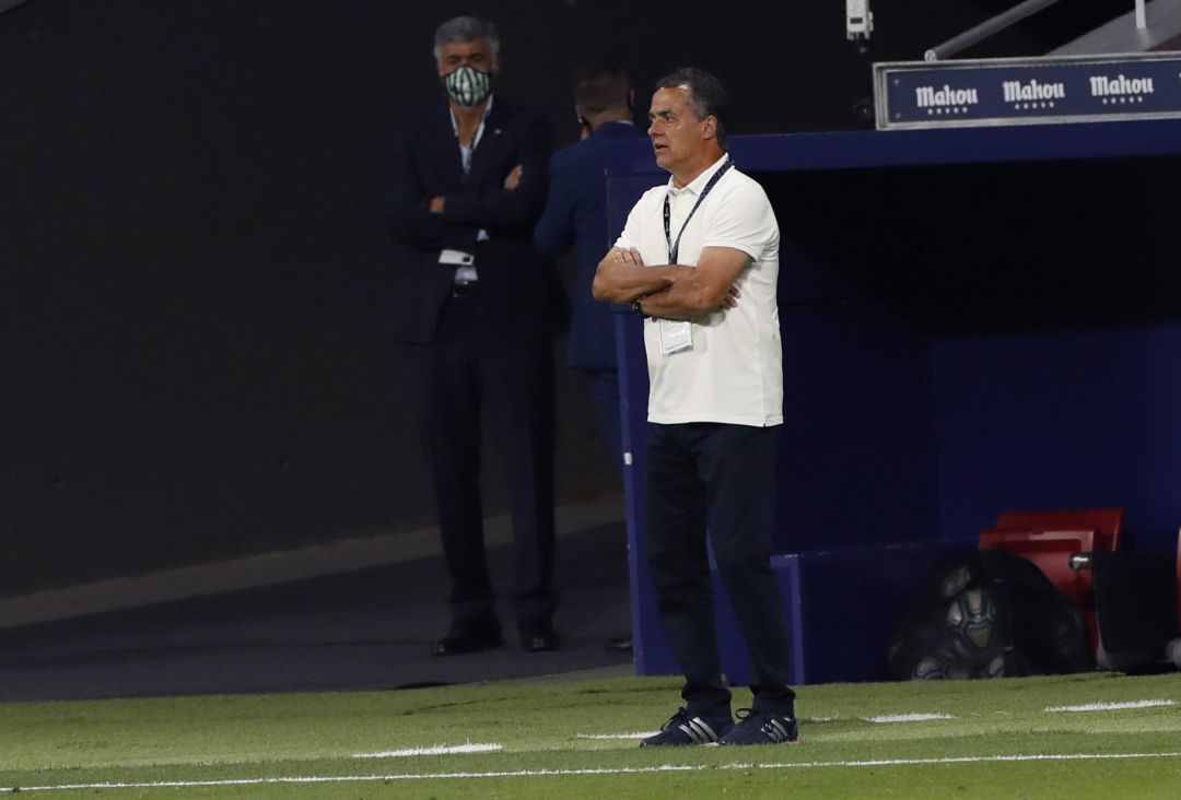 El entrenador del Betis, Alexis Trujillo, durante un partido de Liga. EFE J.J. Guillén El entrenador del Betis, Alexis Trujillo, durante un partido de Liga. EFE J.J. Guillén