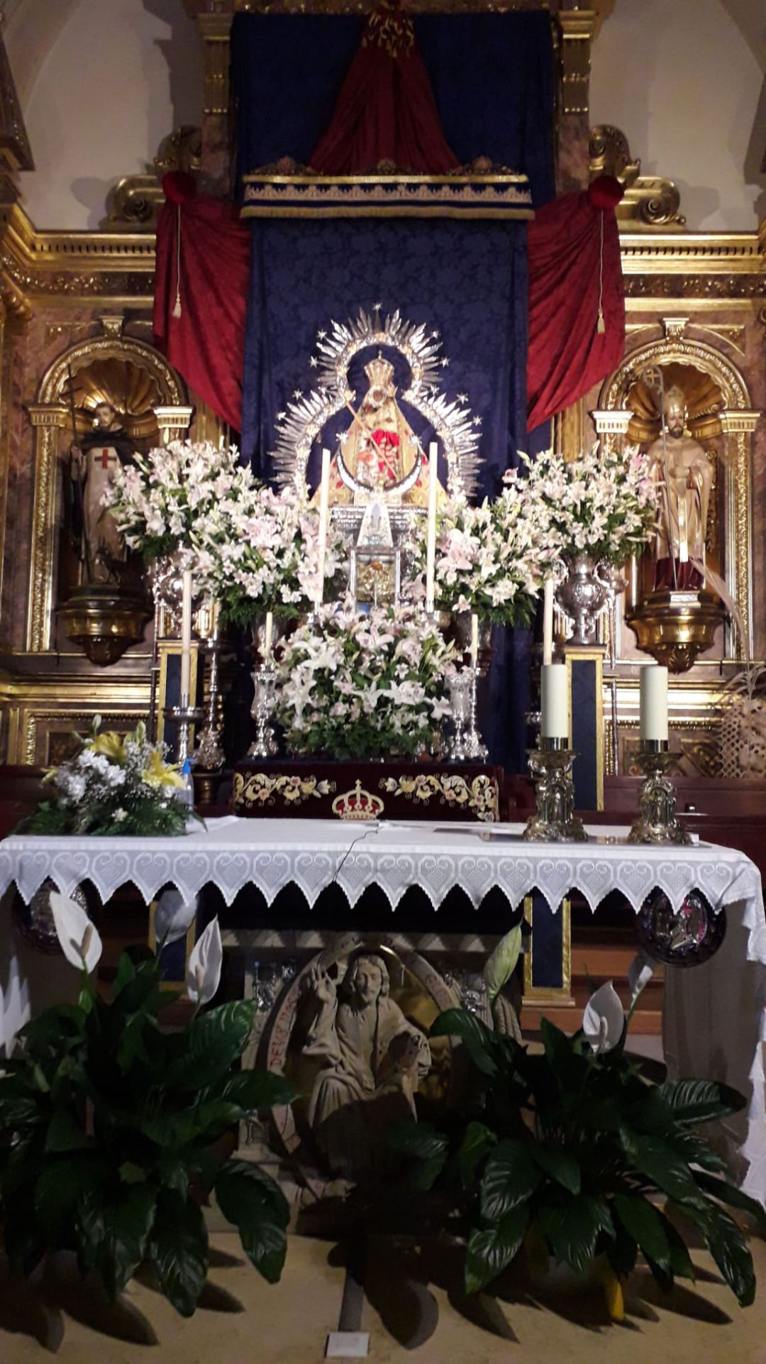 La Imagen de la Virgen de la Cabeza en el Santuario permanece expuesta en el presbiterio. La Imagen de la Virgen de la Cabeza en el Santuario permanece expuesta en el presbiterio.