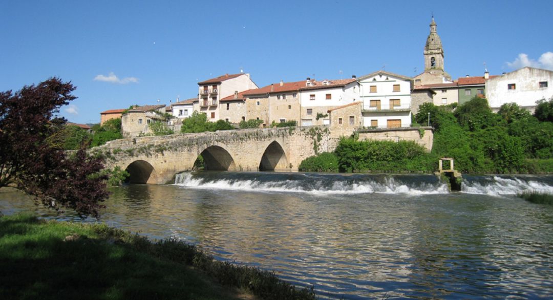 Puente medieval y viviendas de la Puebla de Arganzón Puente medieval y viviendas de la Puebla de Arganzón