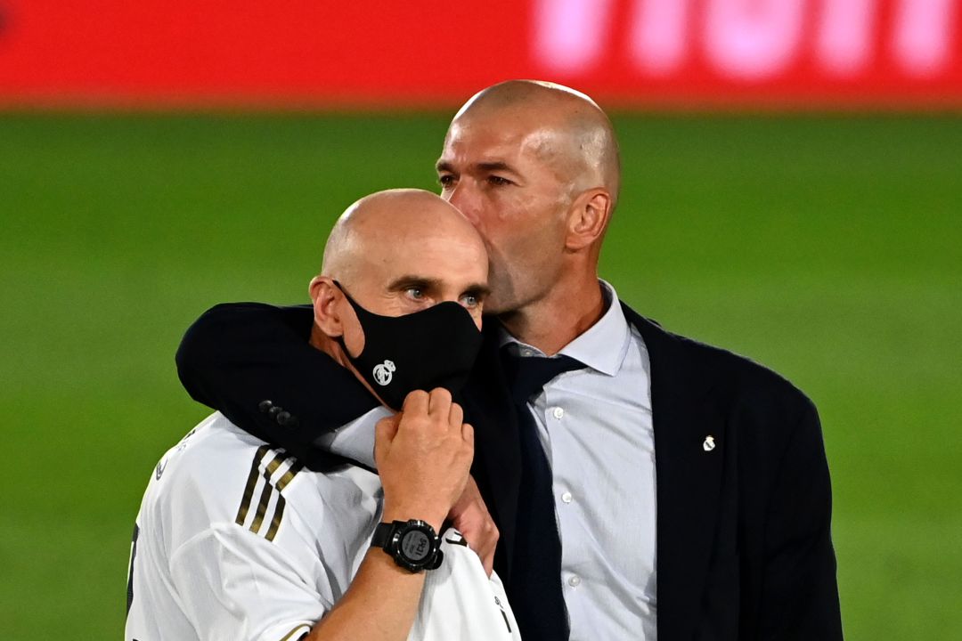 Zidane besa a Bettoni tras la consecución del 34º título de Liga. Zidane besa a Bettoni tras la consecución del 34º título de Liga.