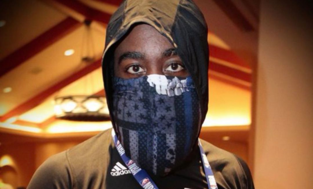 Imagen de Harden cubriéndose la cara con un pañuelo. Imagen de Harden cubriéndose la cara con un pañuelo.