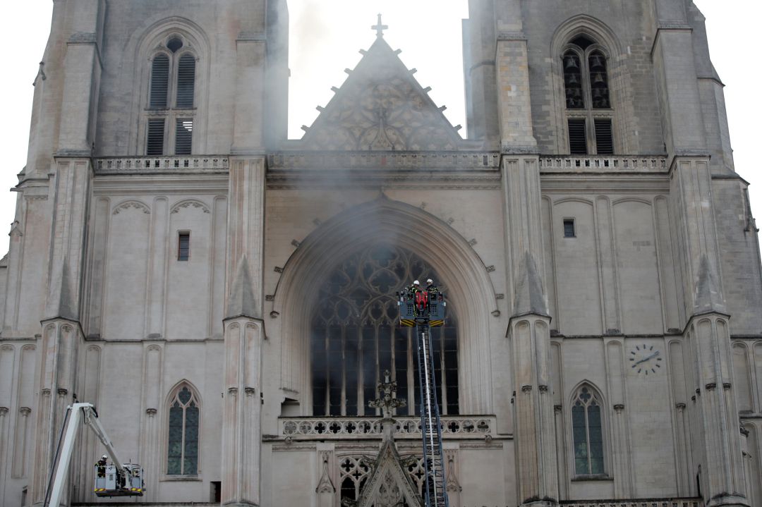 El humo sale por la zona del rosetón de la fachada de la Catedral de Nantes El humo sale por la zona del rosetón de la fachada de la Catedral de Nantes