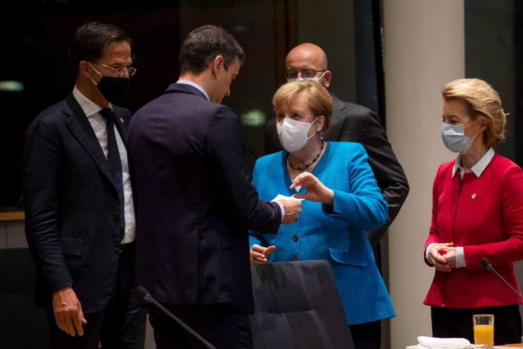 Angela Merkel junto a Pedro Sánchez, en la reunión por la reconstrucción de Europa Angela Merkel junto a Pedro Sánchez, en la reunión por la reconstrucción de Europa
