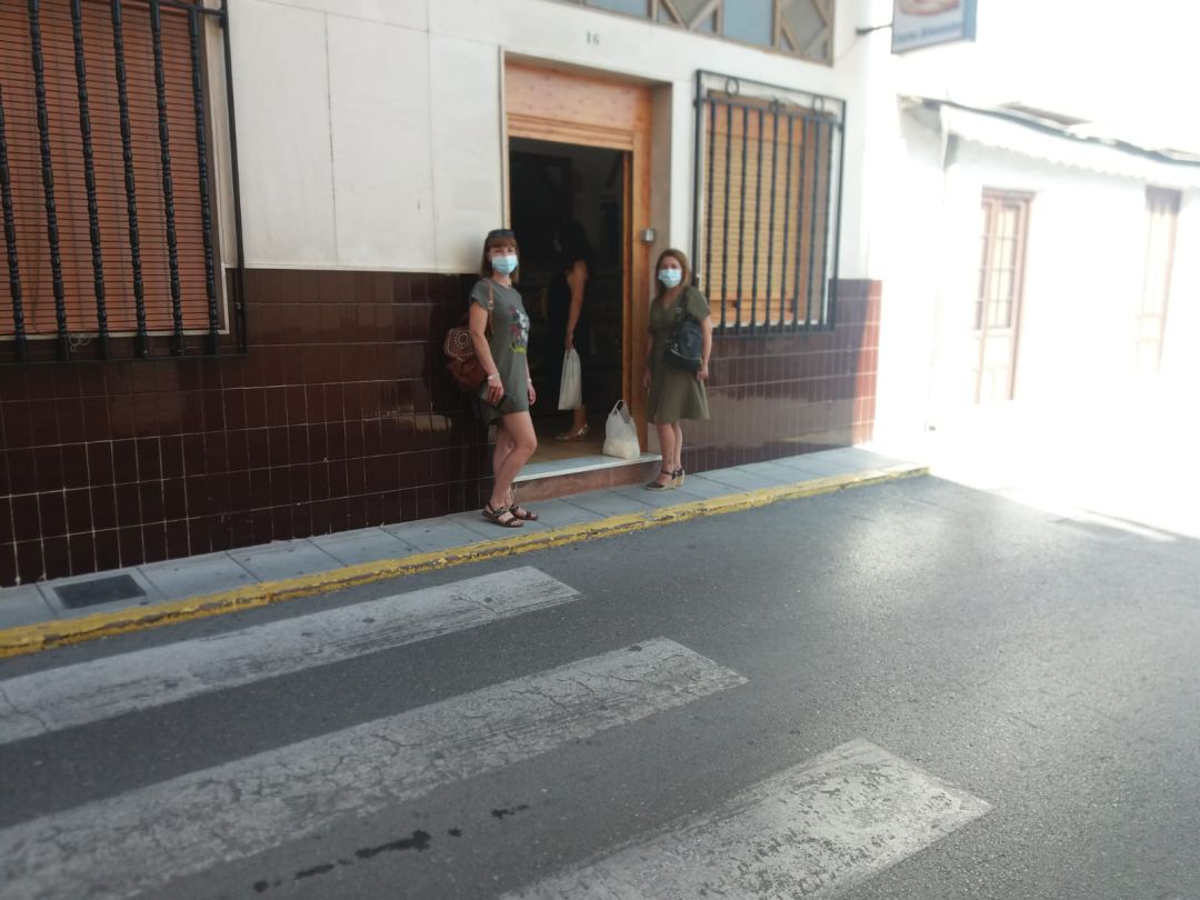Vecinas de Jódar a las puertas de un establecimiento de la ciudad con sus mascarillas y distancia de seguridad Vecinas de Jódar a las puertas de un establecimiento de la ciudad con sus mascarillas y distancia de seguridad