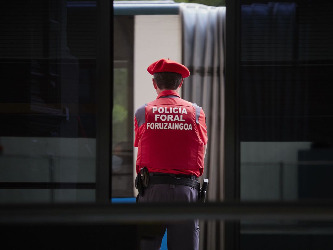 Un policia foral vigila en las inmediaciones del Parlamento de Navarra. Un policia foral vigila en las inmediaciones del Parlamento de Navarra.