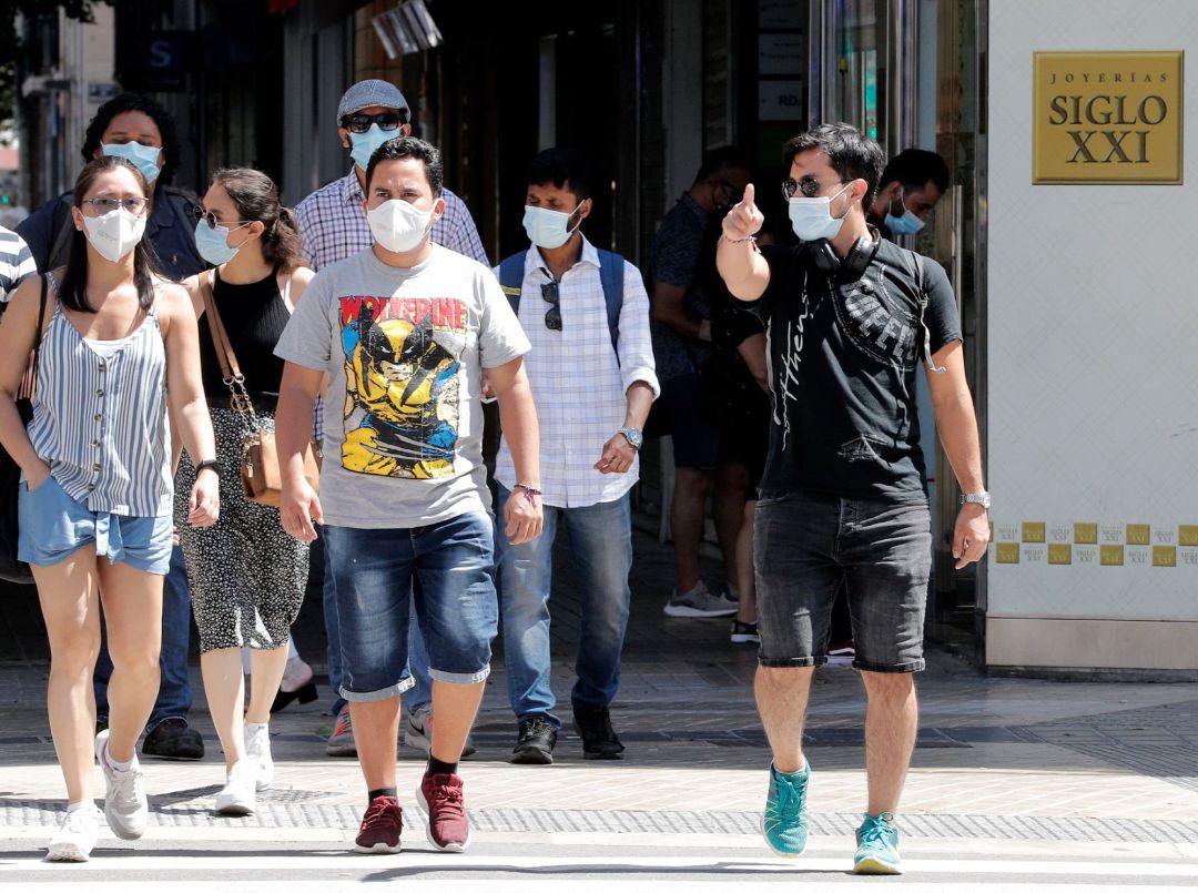 Transeúntes protegidos con mascarillas este sábado por una céntrica calle de Valencia, el día en el que El Consell ha extendido el uso obligatorio de la mascarilla en el espacio público. Transeúntes protegidos con mascarillas este sábado por una céntrica calle de Valencia, el día en el que El Consell ha extendido el uso obligatorio de la mascarilla en el espacio público.