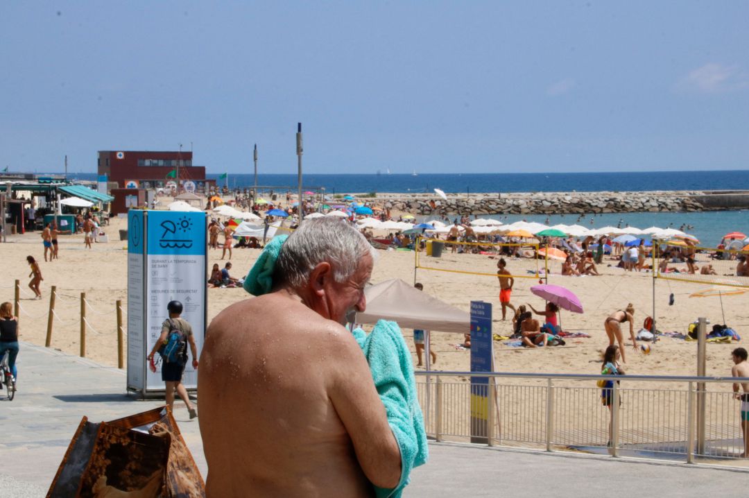 Un hombre en una playa de Barcelona. Un hombre en una playa de Barcelona.