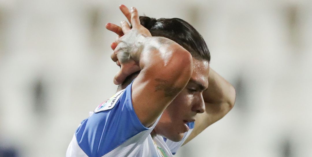 Jonathan Silva se lleva las manos a la cabeza durante el partido Jonathan Silva se lleva las manos a la cabeza durante el partido