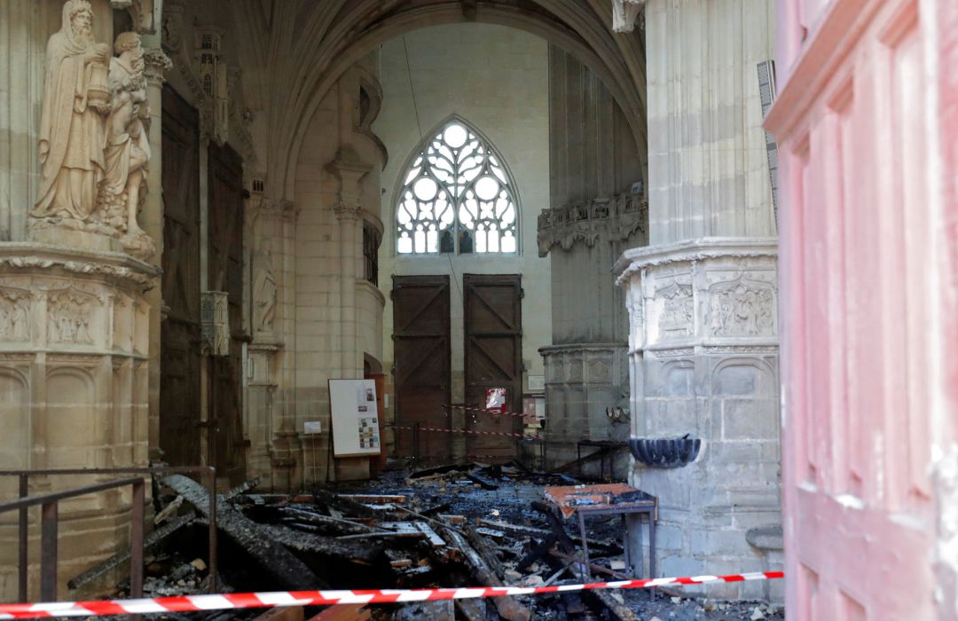 Imagen del interior de la Catedral de Saint Pierre and Saint Paul de Nantes, Francia, tras el incendio que aunque no ha afectado a la estructura ha dejado importantes daños. Imagen del interior de la Catedral de Saint Pierre and Saint Paul de Nantes, Francia, tras el incendio que aunque no ha afectado a la estructura ha dejado importantes daños.
