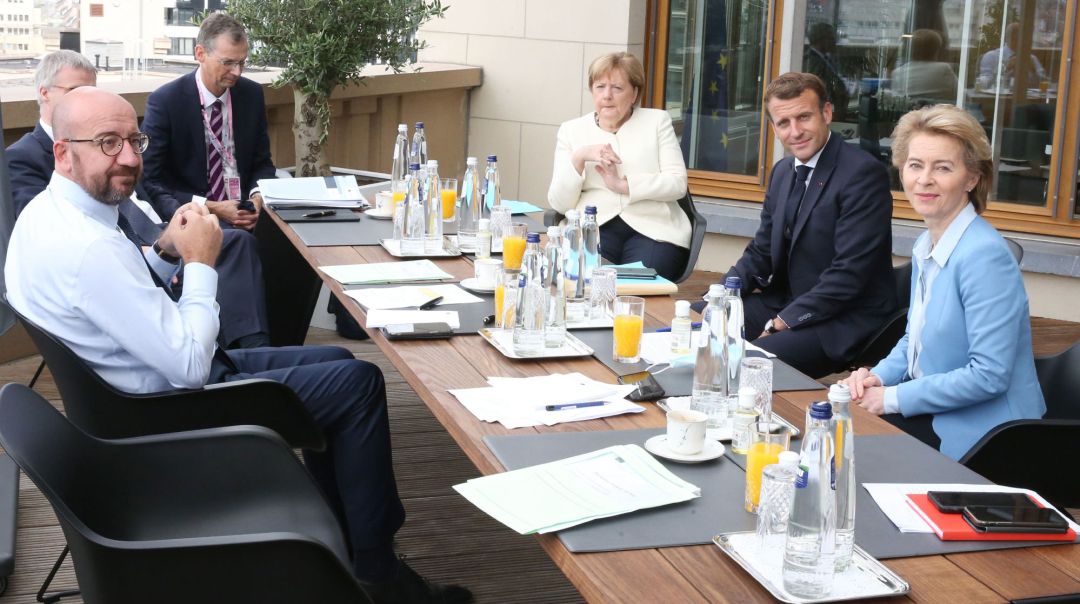 Macron y Merkel, comparten una reunión con Charles Michel y Ursula von der Leyen Macron y Merkel, comparten una reunión con Charles Michel y Ursula von der Leyen