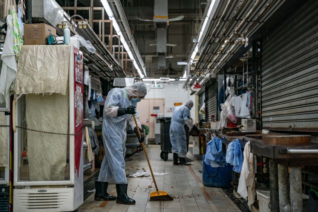 Varios trabajadores limpian y desinfectan un mercado de Hong Kong Varios trabajadores limpian y desinfectan un mercado de Hong Kong