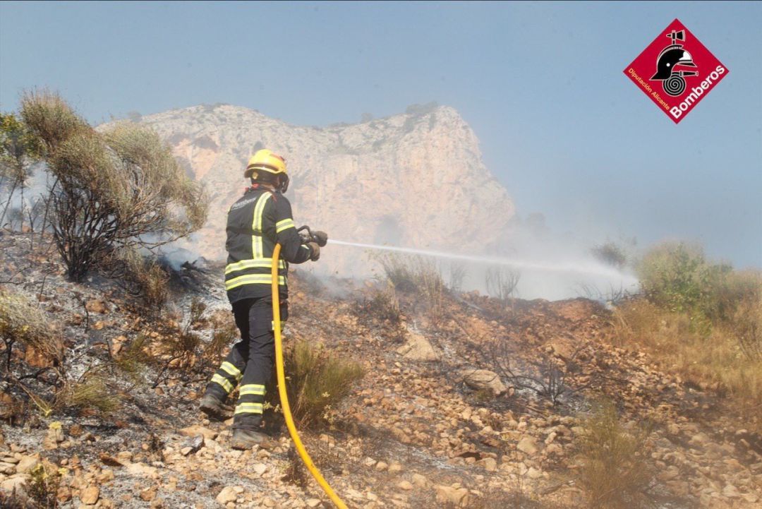Bomberos en el incendio de Monóvar Bomberos en el incendio de Monóvar