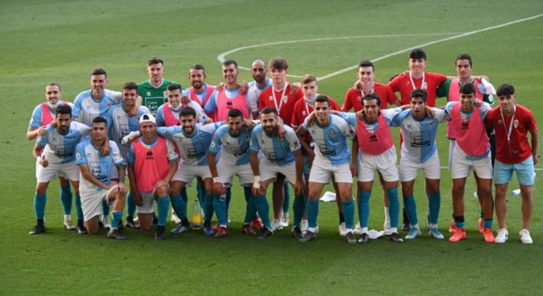 La plantilla del Compos celebra sobre el césped de Balaídos el pase a la final por el ascenso La plantilla del Compos celebra sobre el césped de Balaídos el pase a la final por el ascenso