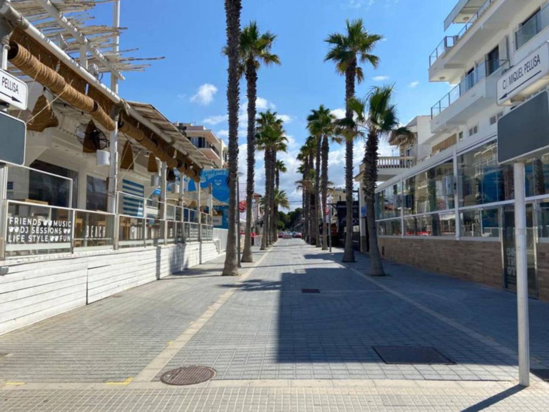 La calle Miquel Pellissa de Playa de Palma completamente vacía en pleno mes de julio La calle Miquel Pellissa de Playa de Palma completamente vacía en pleno mes de julio