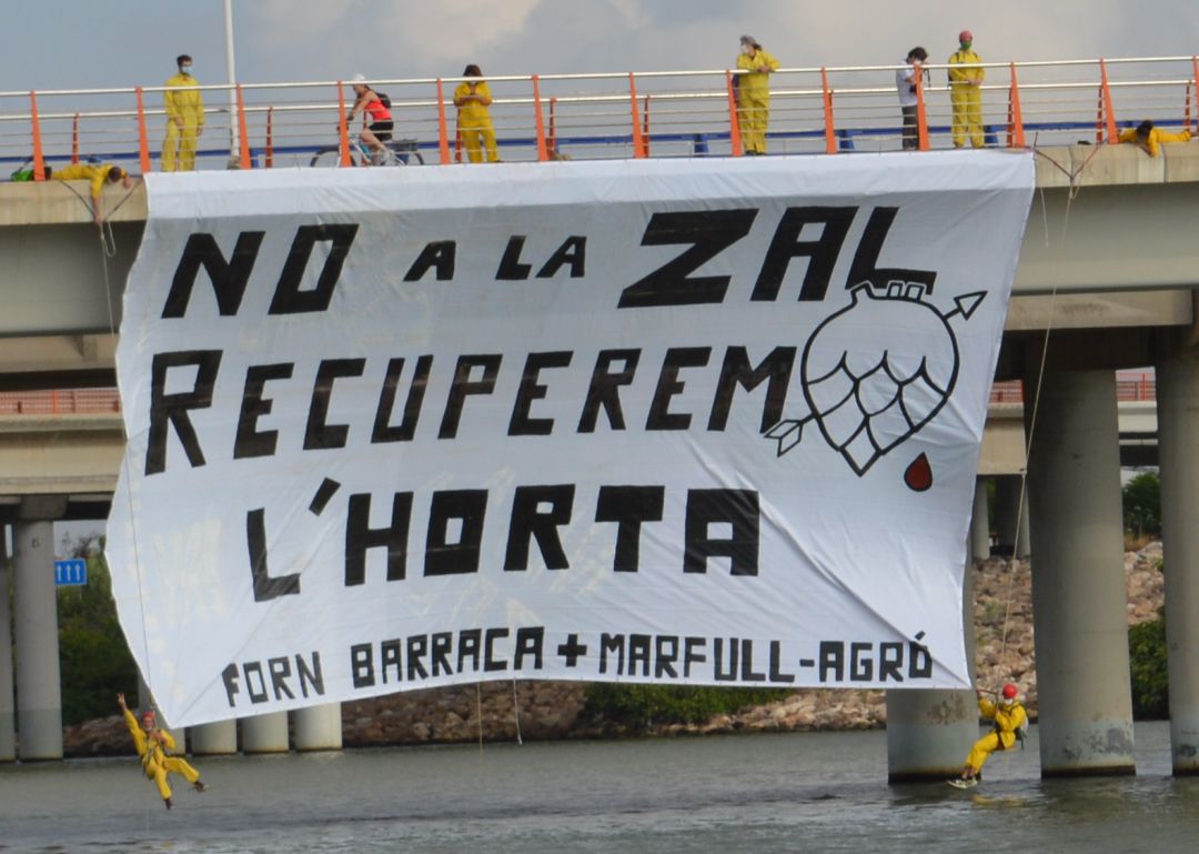 Varias plataformas en defensa de l'Horta de València colocaron el sábado una pancarta reivindicativa en uno de los puentes del río Túria. Varias plataformas en defensa de l'Horta de València colocaron el sábado una pancarta reivindicativa en uno de los puentes del río Túria.