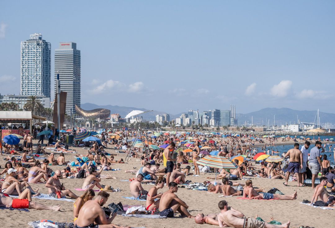 Gente en la playa de la Barceloneta (Barcelona) Gente en la playa de la Barceloneta (Barcelona)