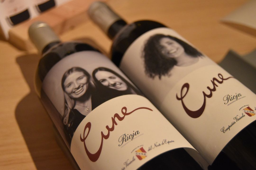 CVNE instala un fotomatón para hacer etiquetas personalizadas para sus vinos. CVNE instala un fotomatón para hacer etiquetas personalizadas para sus vinos.