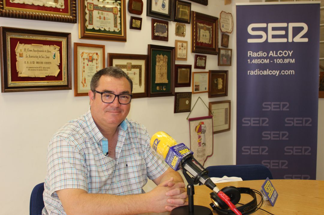 Jesús Martínez, director de l'IES Andreu Sempere d'Alcoi, rere l'entrevista en Hoy por Hoy Alcoy. Jesús Martínez, director de l'IES Andreu Sempere d'Alcoi, rere l'entrevista en Hoy por Hoy Alcoy.