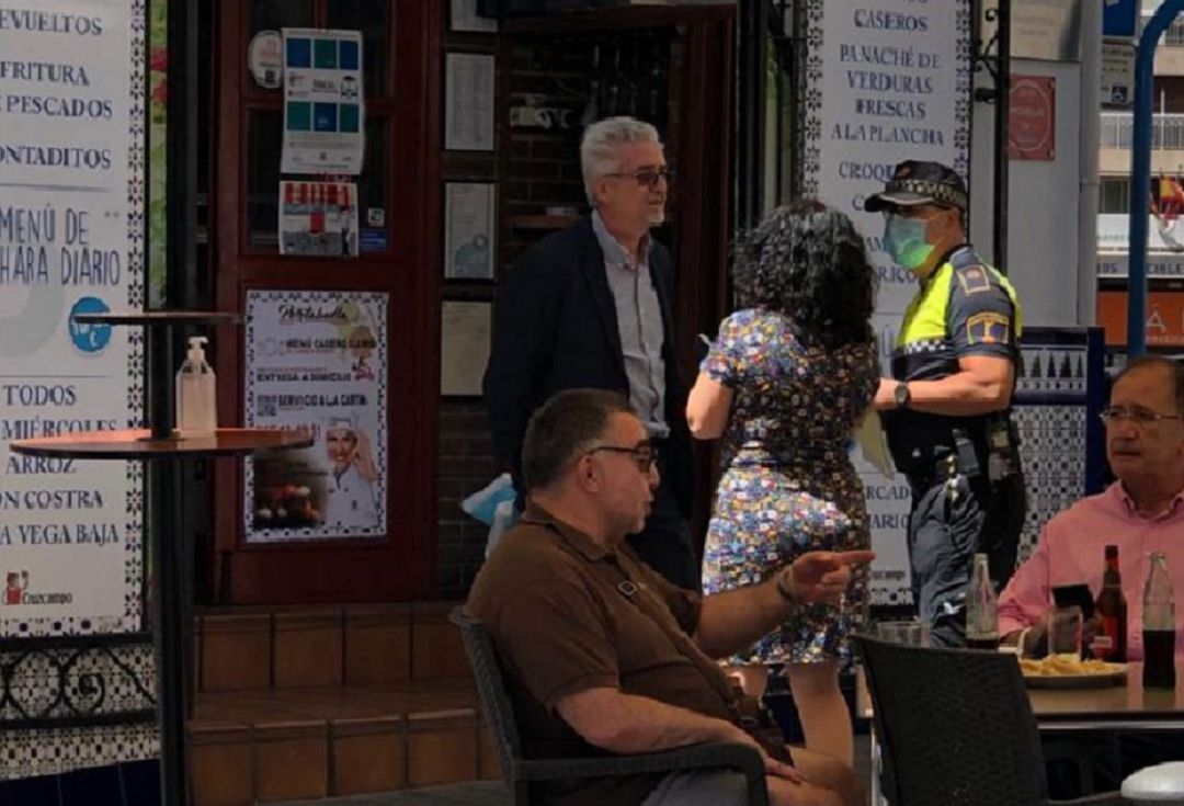 Iamgen de archivo de un agente inspeccionando veladores tras la reapertura postconfinamiento Iamgen de archivo de un agente inspeccionando veladores tras la reapertura postconfinamiento