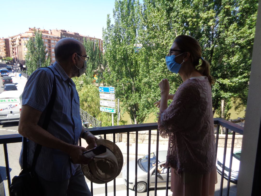 El autor de la novela se asoma con la alcaldesa al balcón de la Alcaldía, donde se ubica la fonda arandina en el contexto de la obra El autor de la novela se asoma con la alcaldesa al balcón de la Alcaldía, donde se ubica la fonda arandina en el contexto de la obra