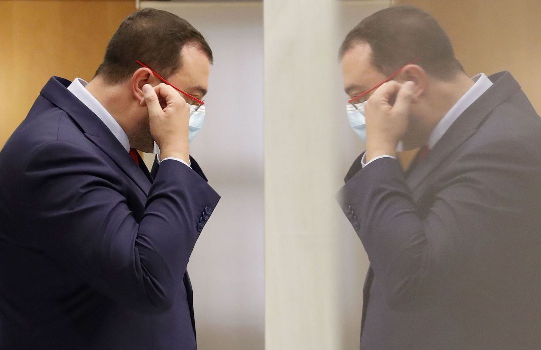 El Presidente, ajustándose su mascarilla antes de dirigirse a los medios de comunicación El Presidente, ajustándose su mascarilla antes de dirigirse a los medios de comunicación