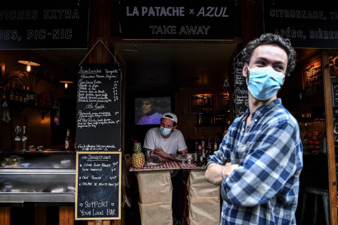 Trabajadores de un bar con mascarillas Trabajadores de un bar con mascarillas