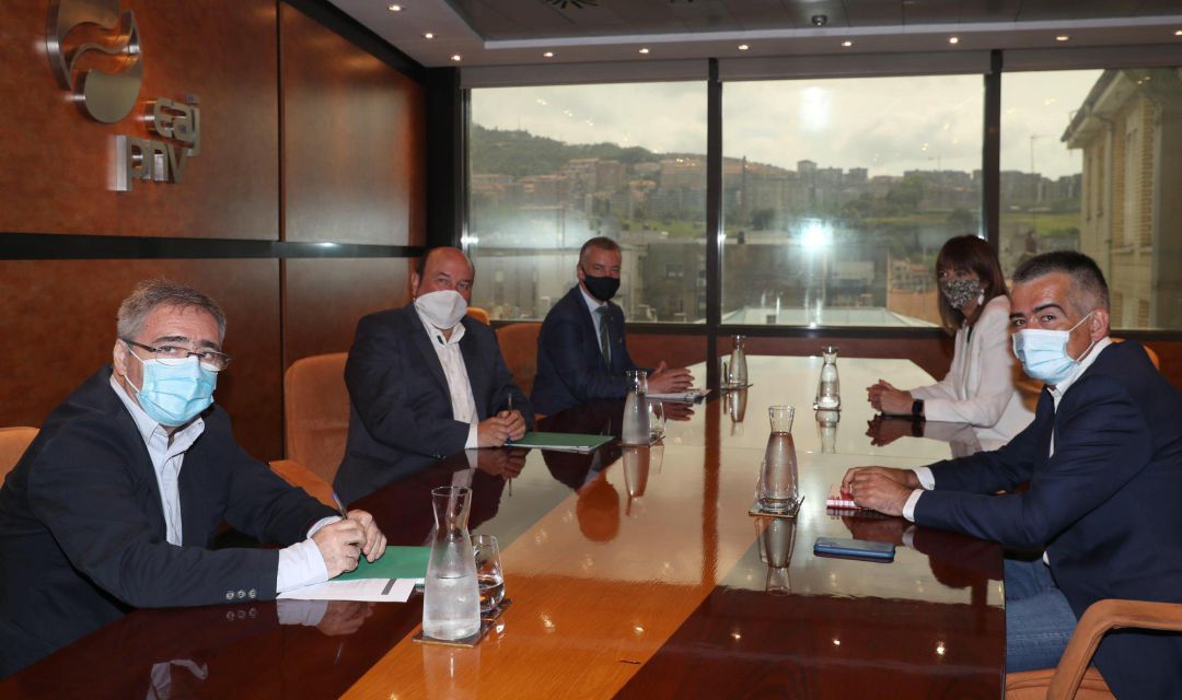 El presidente del PNV, Andoni Ortuzar, (2i) el lehendakari en funciones y candidato a repetir en el cargo por la formación nacionalista, Iñigo Urkullu, (3i) el burukide Joseba Aurrekoetxea (id) junto a la secretaria general del PSE-EE, Idoia Mendia, (2d) y el secretario de organización de los socialistas vascos, Miguel Ángel Morales, (d) este lunes en la reunión este para dar inicio a las negociaciones para conformar un gobierno de coalición en Euskadi. El presidente del PNV, Andoni Ortuzar, (2i) el lehendakari en funciones y candidato a repetir en el cargo por la formación nacionalista, Iñigo Urkullu, (3i) el burukide Joseba Aurrekoetxea (id) junto a la secretaria general del PSE-EE, Idoia Mendia, (2d) y el secretario de organización de los socialistas vascos, Miguel Ángel Morales, (d) este lunes en la reunión este para dar inicio a las negociaciones para conformar un gobierno de coalición en Euskadi.