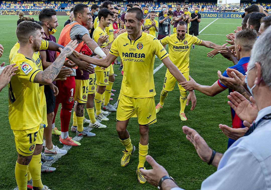 Bruno y Cazorla se despiden de sus compañeros tras el último partido oficial Bruno y Cazorla se despiden de sus compañeros tras el último partido oficial