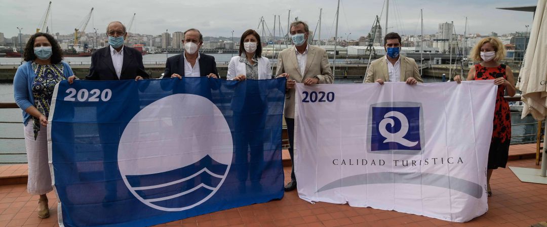 Las autoridades con la bandera azul Las autoridades con la bandera azul