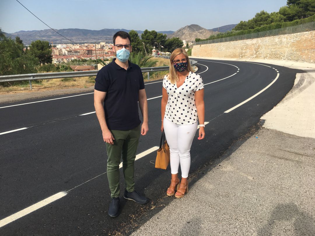 El edil de Urbanismo de Petrer, Fernando Portillo, con la alcaldesa Irene Navarro en la carretera asfaltada El edil de Urbanismo de Petrer, Fernando Portillo, con la alcaldesa Irene Navarro en la carretera asfaltada