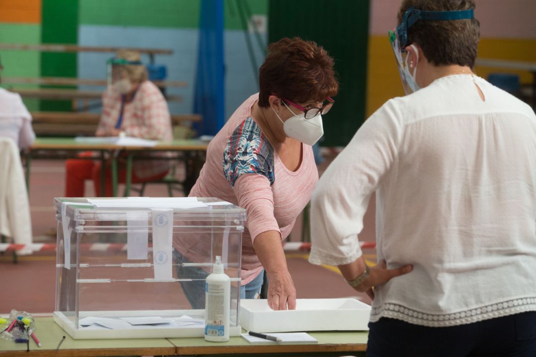Una mujer acude a votar en las elecciones autonómicas de Galicia en la población de Burela, en la comarca de A Mariña, Lugo, Galicia (España), a 12 de julio de 2020. Una mujer acude a votar en las elecciones autonómicas de Galicia en la población de Burela, en la comarca de A Mariña, Lugo, Galicia (España), a 12 de julio de 2020.